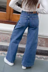 Jean wide leg de tiro alto en color azul claro, con bolsillos traseros y trabillas para cinturón.