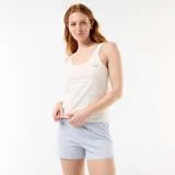 Pijama de dos piezas compuesto por una musculosa blanca de tirantes con escote redondo y pequeño bordado azul de cerezas en el pecho, y un short celeste y blanco a rayas con elástico en la cintura.