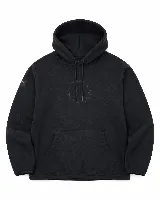 Buzo tipo hoodie de micropolar color negro, con capucha ajustable mediante cordones, bolsillo frontal tipo canguro y detalle de etiqueta pequeña en la manga derecha. Presenta un diseño circular sutilmente bordado en el centro del pecho.