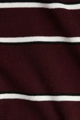 Sweater de punto color bordó con rayas horizontales blancas. Tiene cuello redondo y corte corto (crop).