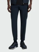 Pantalón cargo de corte ajustado en color azul marino, con bolsillos laterales y diseño técnico.