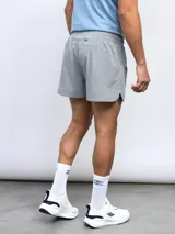 Short deportivo negro de poliéster y elastano, con logo de Umbro estampado en blanco en la pierna izquierda.