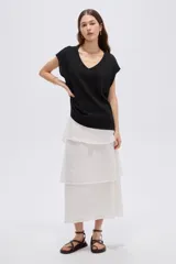 Remera de manga corta holgada con escote en V, confeccionada en viscosa con hilo de lurex.