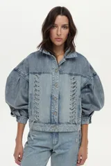 Campera de denim de algodón con diseño boxy, mangas abullonadas y detalles de cordones trenzados en la parte frontal.
