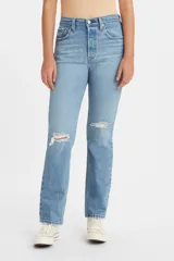 Pantalón de jean celeste con roturas en las rodillas, de corte recto y tiro alto.