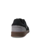 Championes urbanos Caterpillar modelo Pause Retro Canvas, color negro con detalles en gris. Confeccionados en una combinación de lona resistente y gamuza, con suela de goma color marrón con textura hexagonal y logo de la marca en el lateral y la suela.