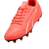 Championes de fútbol Puma Vitoria FG, color negro con detalles en blanco. Diseño con cordones y suela con tapones para césped natural.