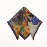 Pashmina cuadrada con diseño estampado inspirado en pintura al óleo floral, con bordes en tono morado.