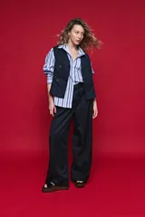 Pantalón de vestir color azul marino, de corte recto y tiro alto, con diseño de líneas limpias y caída fluida.