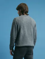 Sweater de punto con cuello redondo y mangas largas, confeccionado en tejido moteado de textura jaspeada.