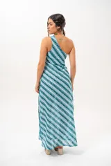 Vestido largo de un solo hombro con estampado geométrico en tonos azules, celestes y verdes, de corte fluido.