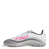 Championes de fútbol Adidas modelo F50 Messi Club TF, diseñados para canchas de césped sintético. Presentan un diseño en color blanco con detalles en plateado, negro y rosa neón, incluyendo la inscripción Messi en el lateral y las icónicas tres tiras de la marca.