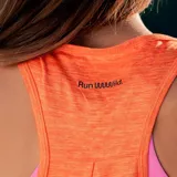 Musculosa deportiva de trail running color naranja neón, con logo de la marca estampado en el frente y diseño de espalda abierta.