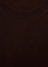 Jersey de punto fino con cuello redondo y manga larga, de diseño recto y corte clásico.