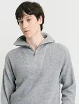 Remera de punto inglés con cuello alto y medio cierre metálico. Presenta mangas largas y puños en punto canalé.