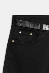 Jeans Z1975 wide leg de tiro alto, color negro, con cinco bolsillos, pierna ancha, cierre frontal con cremallera y botón, e incluye un cinturón a contraste tipo cuerina con textura de cocodrilo y hebilla metálica dorada.