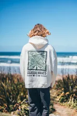 Hoodie color natural con capucha y diseño bordado en la espalda que presenta motivos de hojas de palmera y el texto 'Glassy Waves'.