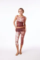 Musculosa crop anatómica de poliéster con elastómero, con estampado tigresa de ambos lados y logos a tono. Prenda reversible.