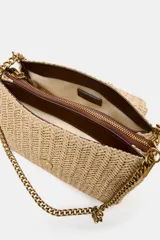 Bolso de hombro formato bandolera con cuerpo en efecto trenzado de color beige. Cuenta con asa de hombro combinada de cadena metálica dorada y tira de cuero sintético marrón, compartimento interior con cremallera y cierre mediante botón imantado.