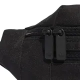 Riñonera Adidas Adicolor Classic de color negro, con el logotipo del Trifolio y la inscripción de la marca estampados en blanco en la parte frontal. Cuenta con compartimento principal con cierre de doble cremallera y un bolsillo frontal adicional con cierre, además de una correa ajustable con detalles de las tres tiras características de la marca.