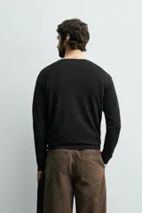 Sweater de punto relaxed fit confeccionado en hilatura con viscosa de tacto suave, color marrón, con cuello redondo y manga larga. Cuenta con acabados en rib.