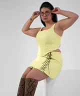 Corset negro con textura símil cuero, breteles anchos y corte ajustado.