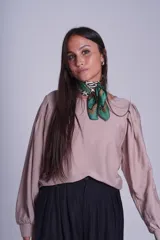 Blusa negra de mangas largas abullonadas y cuello redondo.