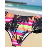 Conjunto de bikini compuesto por un corpiño triangular negro con detalle de volados en uno de los breteles y una bombacha de tiro medio con estampado de palmeras y franjas coloridas, con volados en los laterales.