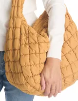 Bolso capitoneado color verde oscuro, marca Do Everything In Love, con abertura de cierre, reparticiones y bolsillos internos, y bolsillos laterales con cierre.