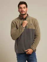 Sweater de micropolar color verde oliva y gris con cuello alto y cierre parcial.