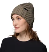 Gorro de lana tejido con diseño de trenzas y canalé, color verde oliva. Cuenta con un borde doblado y una etiqueta con el logo de la marca Columbia. Incluye un forro interior de polar para mayor calidez.