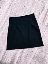 Minifalda roja de corte recto.