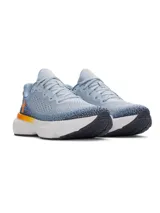 Championes de running Under Armour modelo Infinite, con parte superior de tejido de punto transpirable en tonos celestes y azules. Cuenta con amortiguación reactiva UA HOVR en la entresuela, detalle de logo de la marca en color naranja y suela de goma resistente.