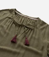 Blusa de viscosa color verde oliva, con cuello redondo, lazo con borlas decorativas y mangas largas con bordado étnico en los puños.