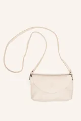 Cartera bandolera color beige, confeccionada en 100% cuero, con solapa redondeada, detalle de flor grabada y correa larga ajustable.