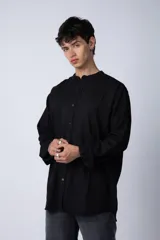 Camisa de lino color blanco con cuello mao y cierre frontal de botones. Presenta mangas largas con puños simples y un corte clásico.