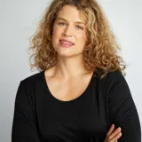 Remera negra de manga larga con cuello redondo.