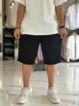 Bermuda deportiva de corte baggy y estilo jogging, en color beige, con bolsillos laterales y cintura elástica.