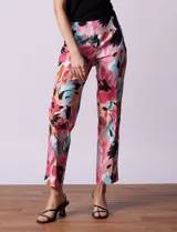 Pantalón de gabardina elastizada con estampado floral multicolor, pretina ancha elastizada y corte recto.