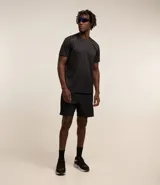 Remera deportiva de hombre con tecnología Dry, cuello redondo y mangas cortas. Presenta un diseño con estampa sutil tipo heat print y detalles de líneas en los hombros.