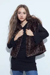 Chaleco de piel sintética con estampado animal print, diseño corto, corte relajado y capucha integrada.