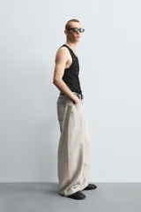 Musculosa negra ajustada de algodón con elasticidad, cuello redondo y sisa ancha.