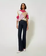 Sweater de jacquard de mezcla de lana con estampado maxi rombos, acabado cepillado suave y aterciopelado. Cuello redondo, ribete de canalé, manga larga, logo metálico en la espalda, corte holgado.