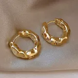 Par de aros tipo argolla dorados con textura irregular.