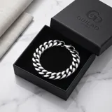 Pulsera de eslabones cubanos gruesos fabricada en acero con acabado brillante.