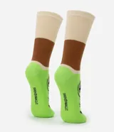 Medias de caña alta color verde con estampa de la cara de Shrek, con detalles en marrón y beige.
