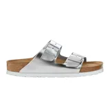 Sandalia Birkenstock modelo Arizona con dos correas ajustables con hebillas metálicas, acabado metalizado plateado, plantilla anatómica de corcho y suela de goma blanca.