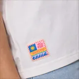 Remera blanca de algodón con estampado pequeño en el frente.