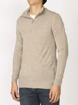 Sweater verde oliva de tejido acrílico con textura similar al cashmere, corte clásico, cuello alto con cierre metálico y tirador de cuerina ecológica.