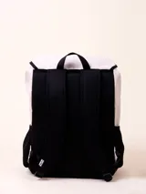 Mochila color beige con detalles en negro, confeccionada en nylon con correas de poliéster.